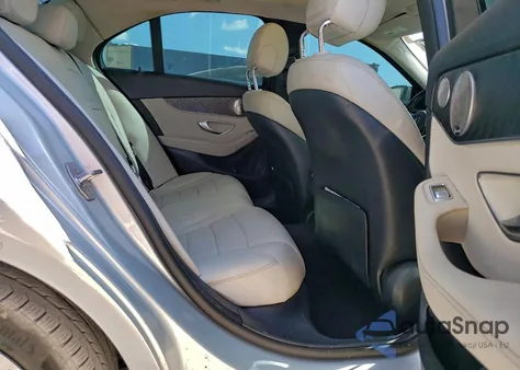 2017 Mercedes-Benz C 300 z USA, uszkodzony, nr VIN WDDWF4JB2HR222262